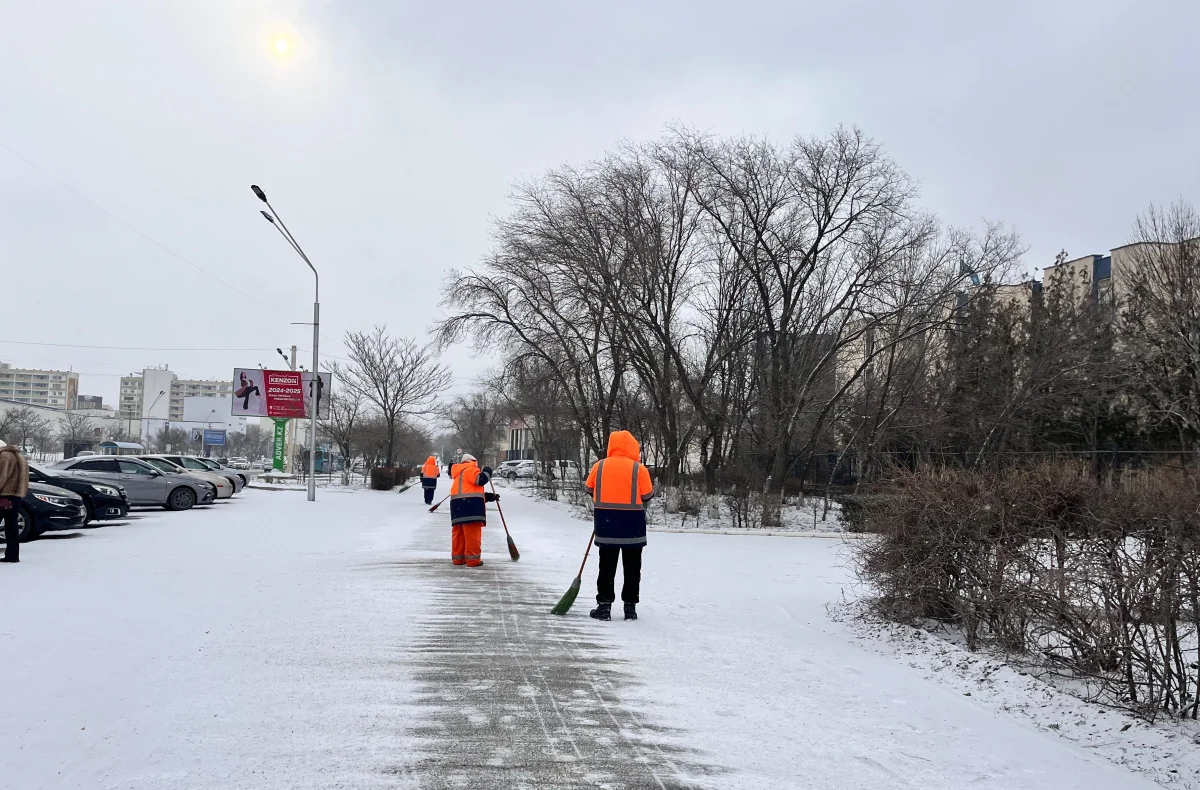 Очистка тротуара. Фото автора