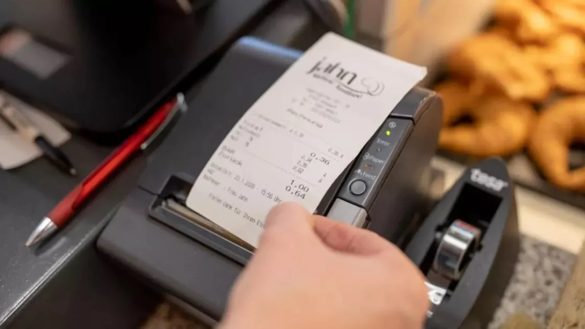 Выдача чека. Иллюстративное фото: D. Karmann/Picture Alliance/Getty Images