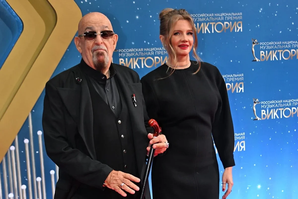 77-летний Михаил Шуфутинский появился на звездной дорожке со Светланой Юразовой  Фото: Евгения ГУСЕВА