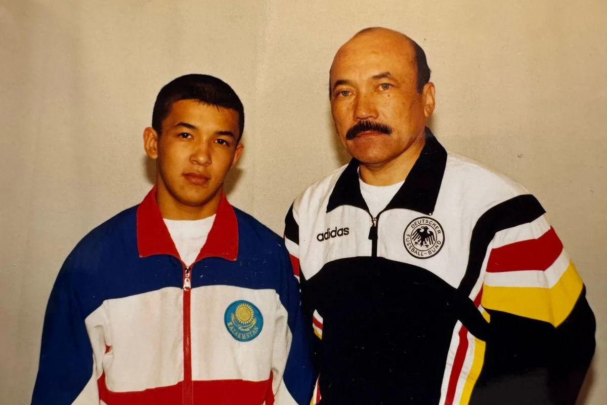Темирхан Бисенкулы со своим сыном Адилем Бисенкулы - чемпионом Азии (2003-2004 годы)