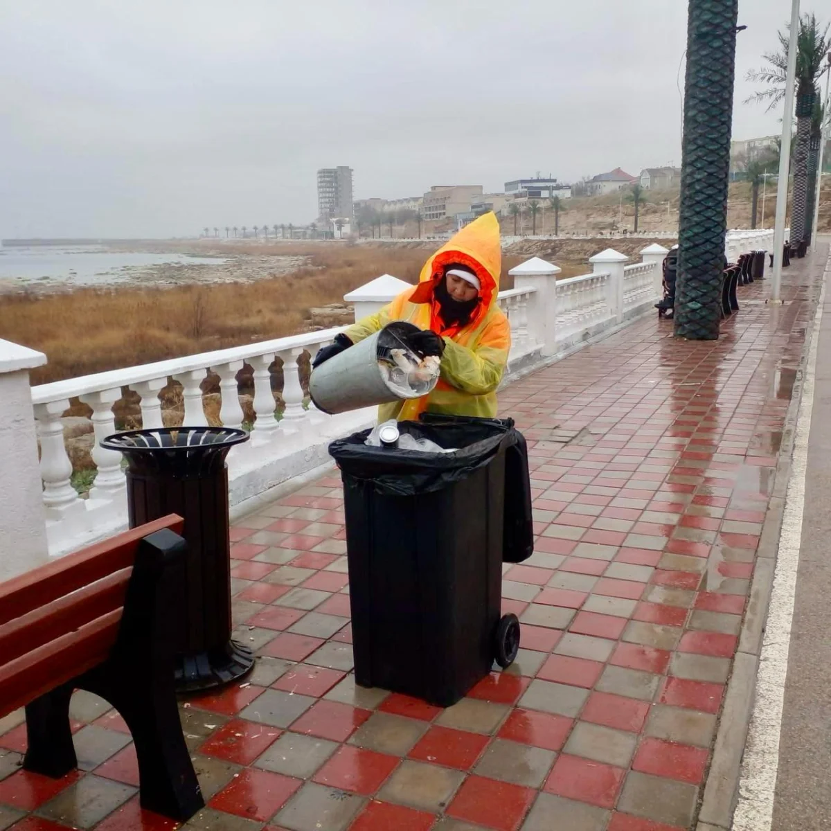 Уборка набережной Актау. Фото: акимат города