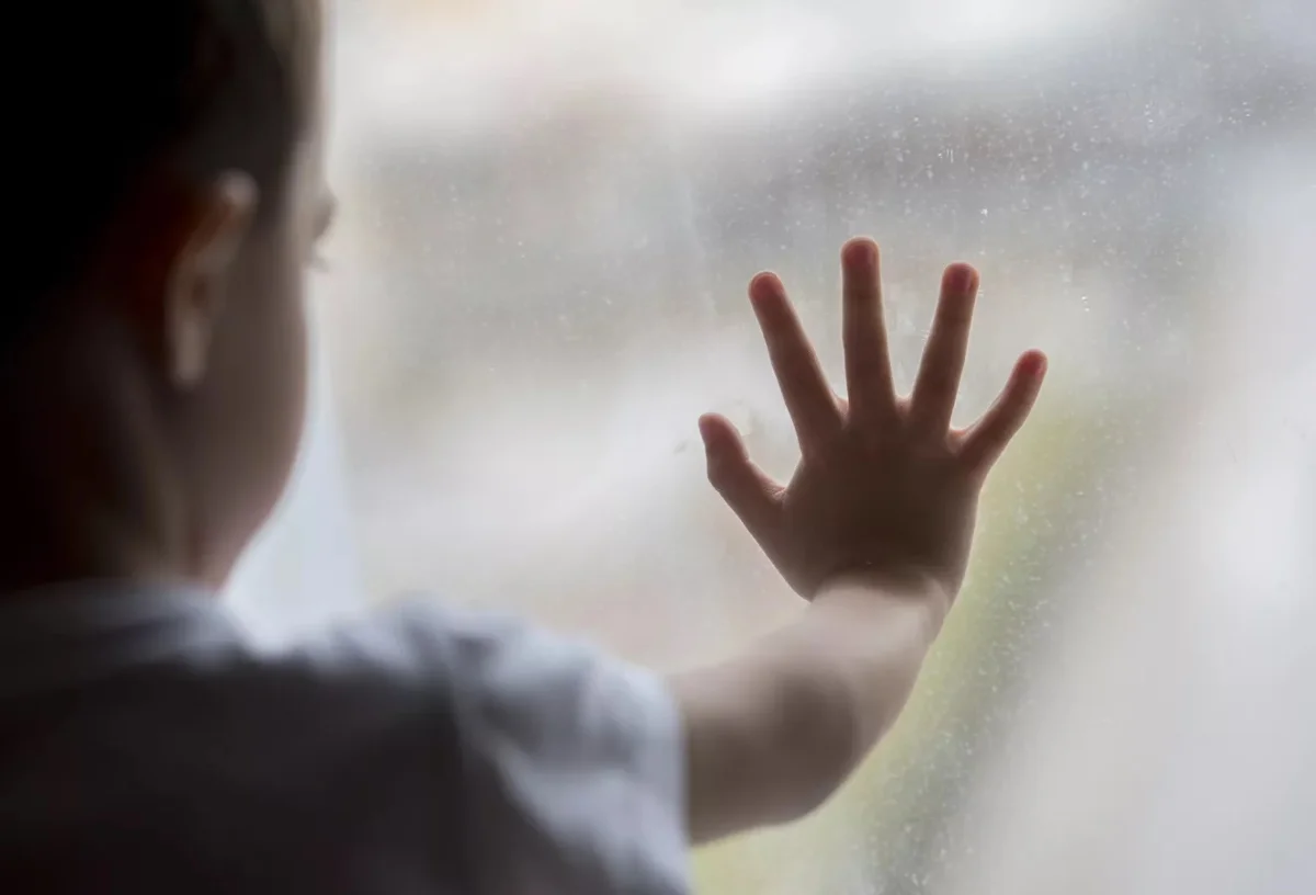 Ребенок у окна. Фото: Sputnik/Владислав Воднев