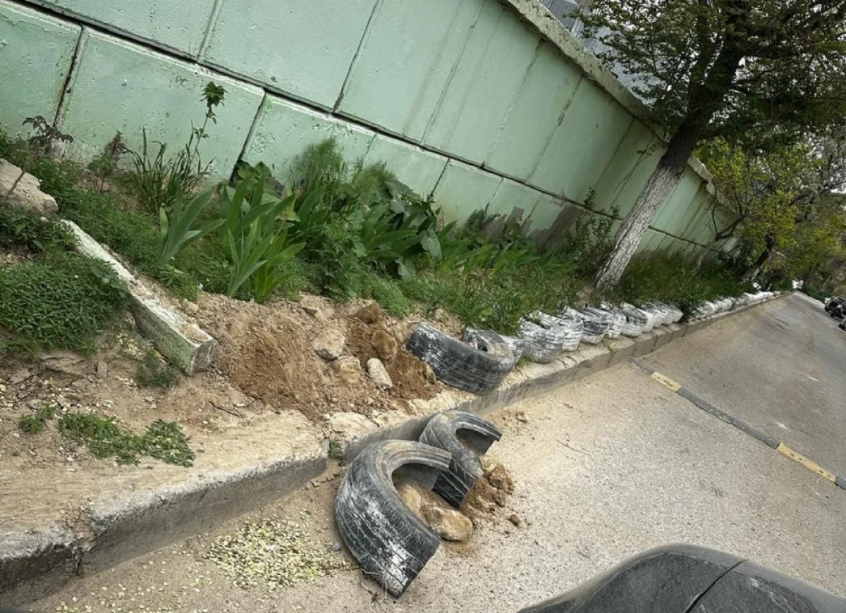 Разломанные клумбы