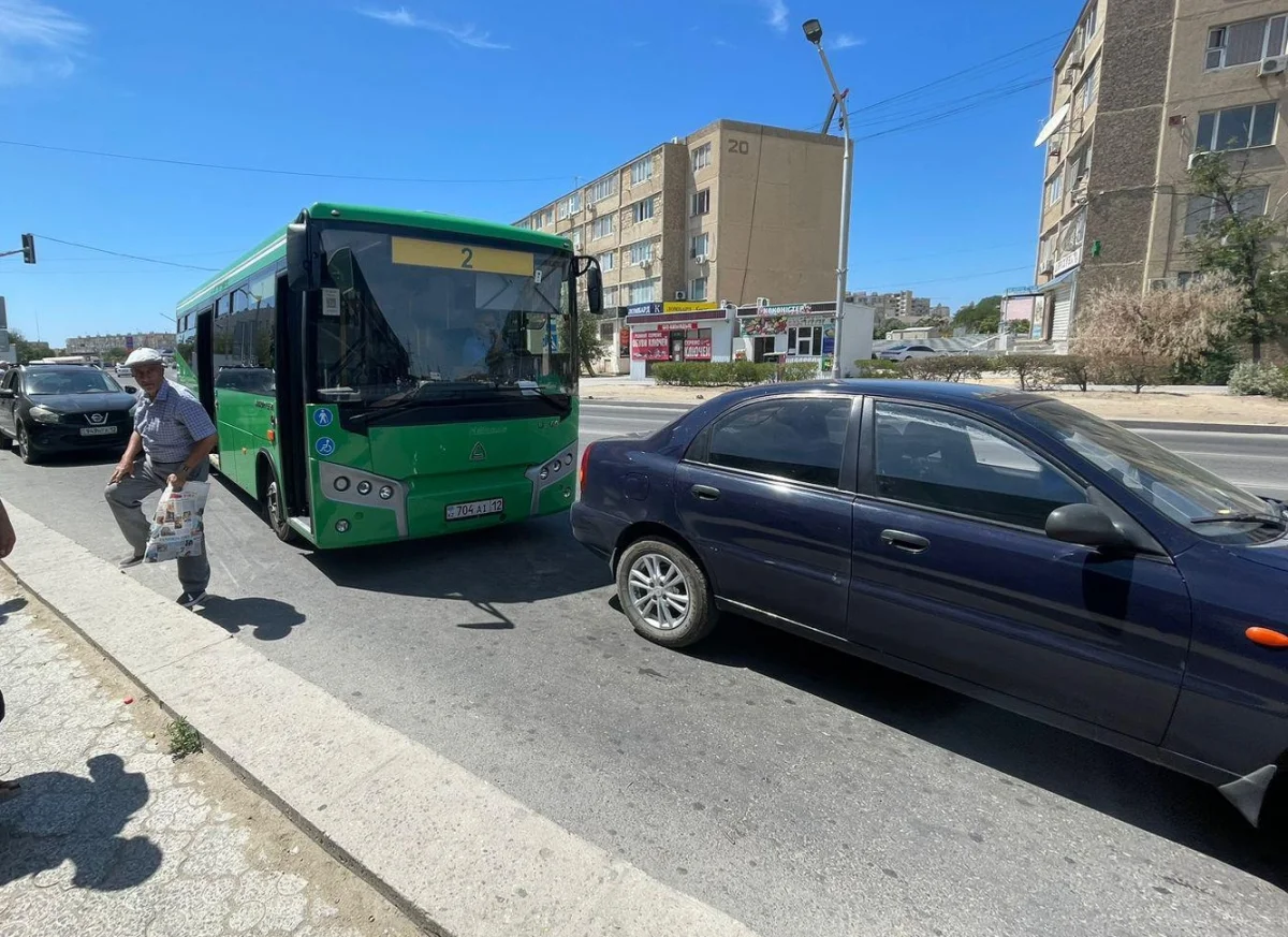 Привычная ситуация на остановках. Фото Lada.kz