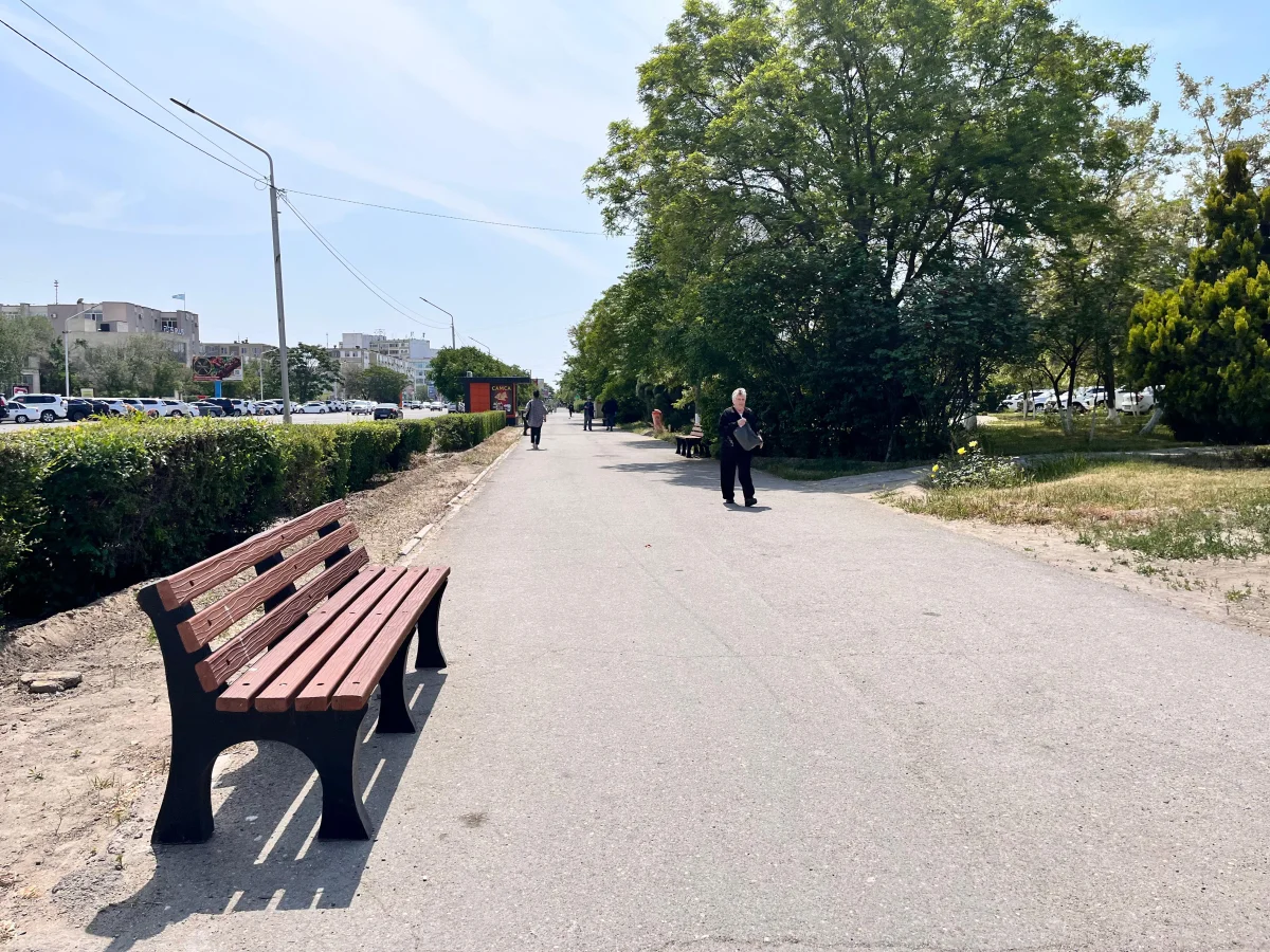 Лавки вдоль центральной улицы. Фото автора
