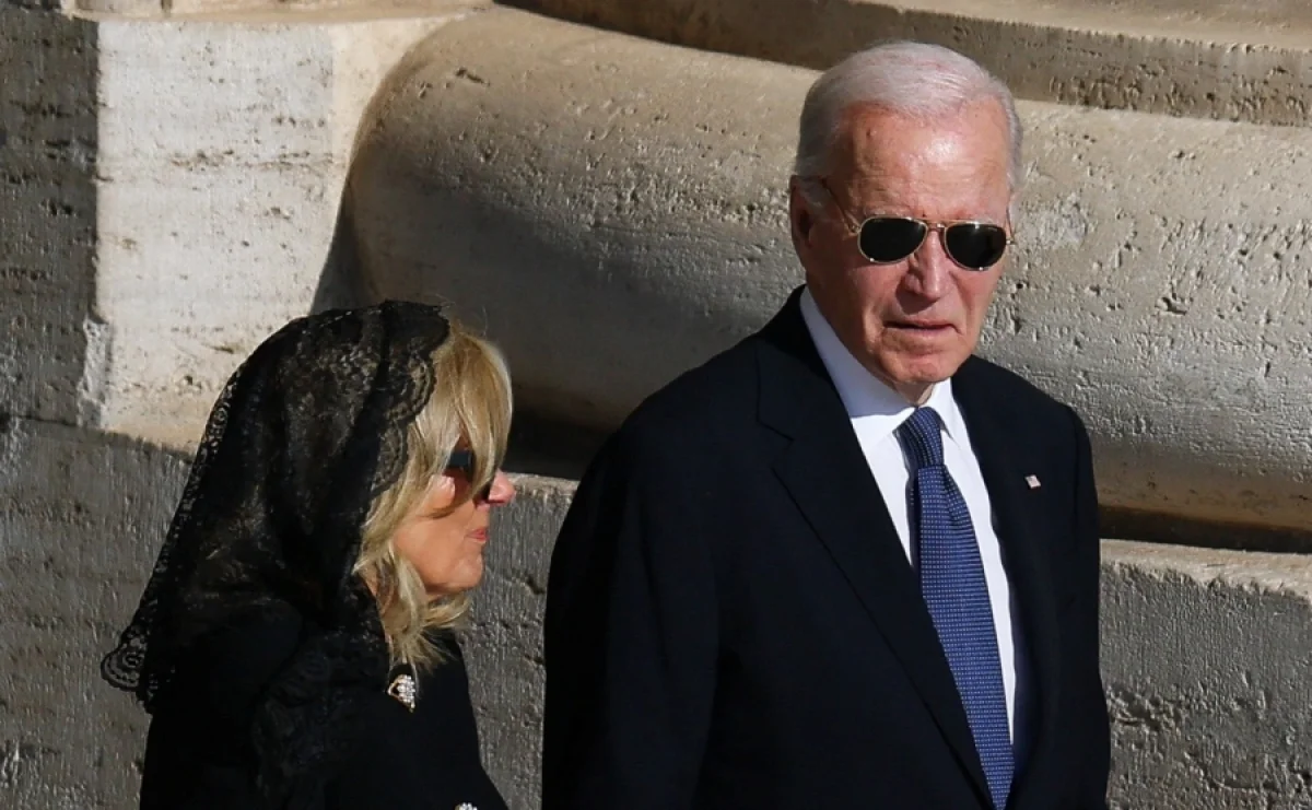 Джо и Джилл Байден на похоронах папы римского в апреле (Фото: Kai Pfaffenbach / Reuters)