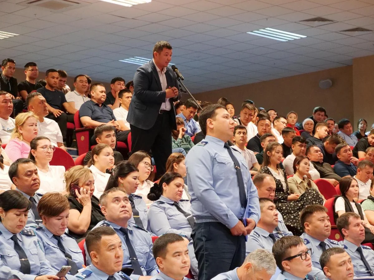 Отчетная встреча главы полиции с населением. Фото автора