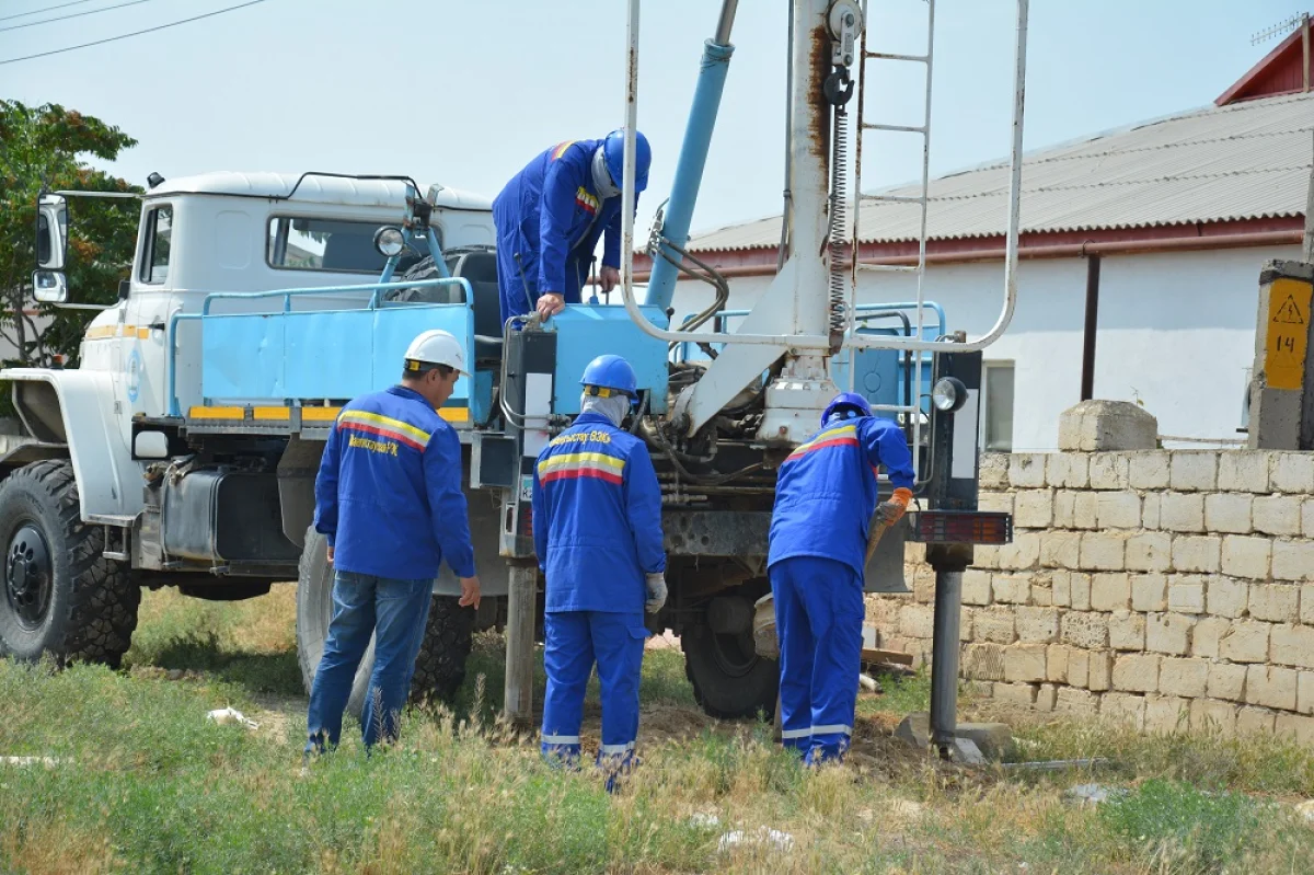В селе Акшукур АО «МРЭК» заменит более 105 старых деревянных опор ЛЭП на новые железобетонные.