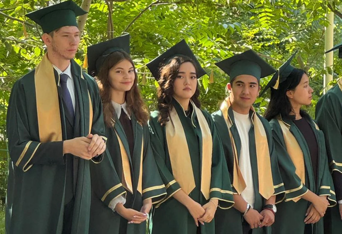 фото с вручения аттестатов в IT-лицее г. Актау