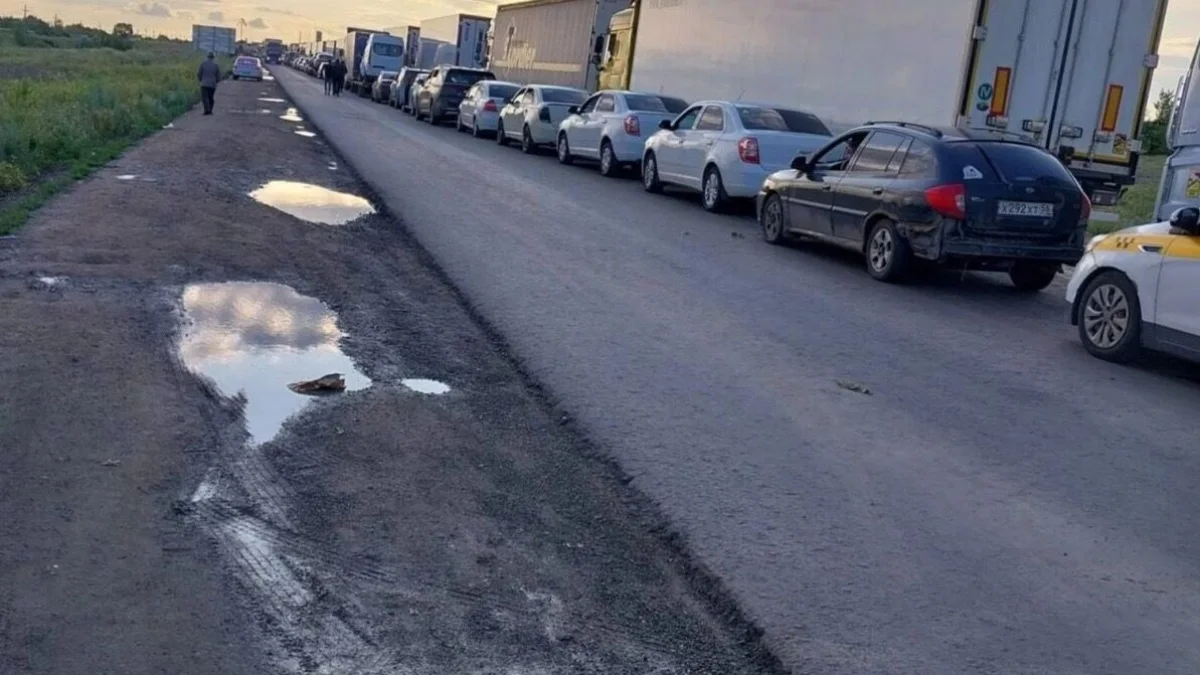 Очередь к пункту пропуска Сагарчин у границы с Оренбургской области занимает до суток и более. Фото: Соцсети