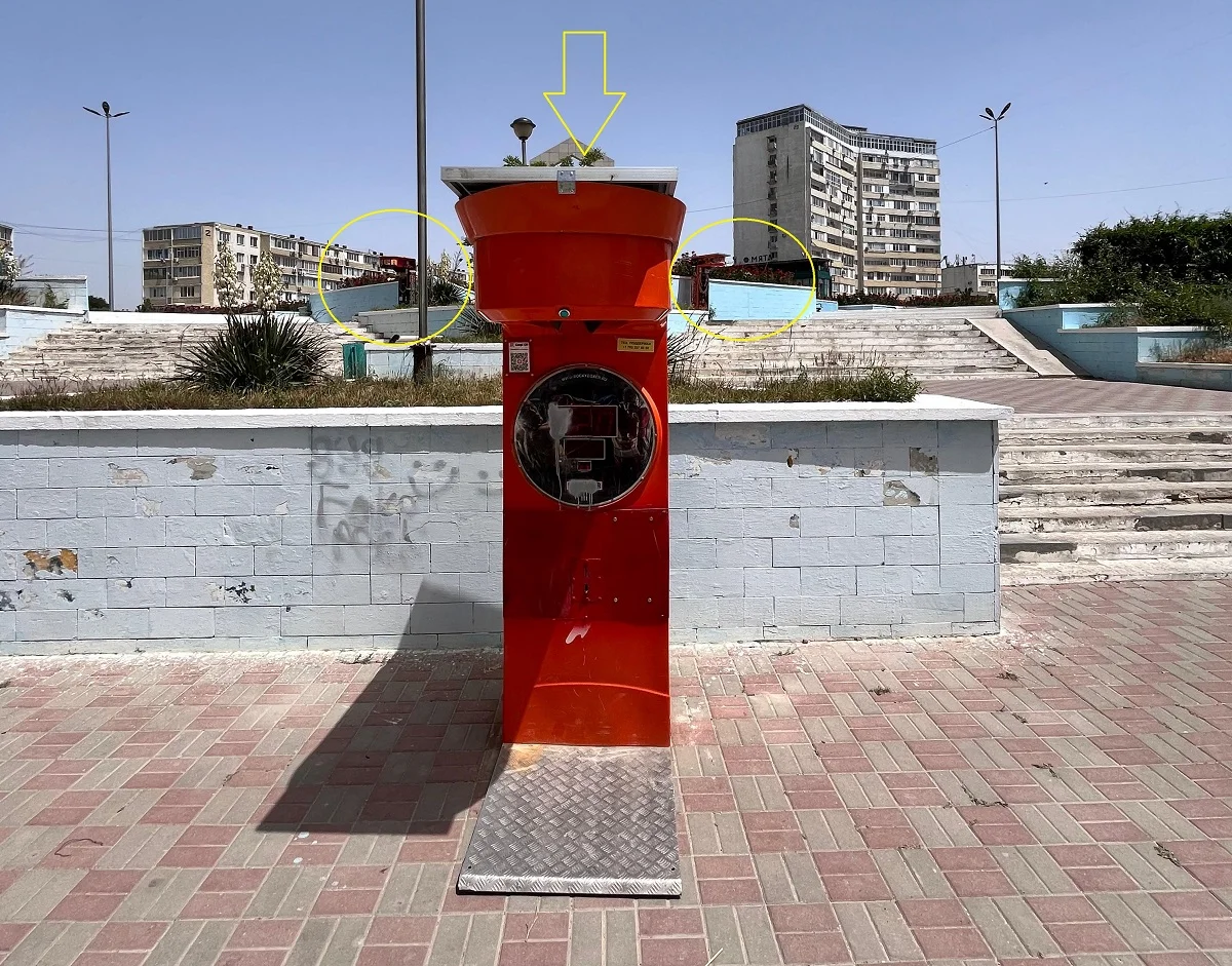 На фотографии видно, что в шаговой доступности установлены сразу три аппарата-силомера. Фото Lada.kz