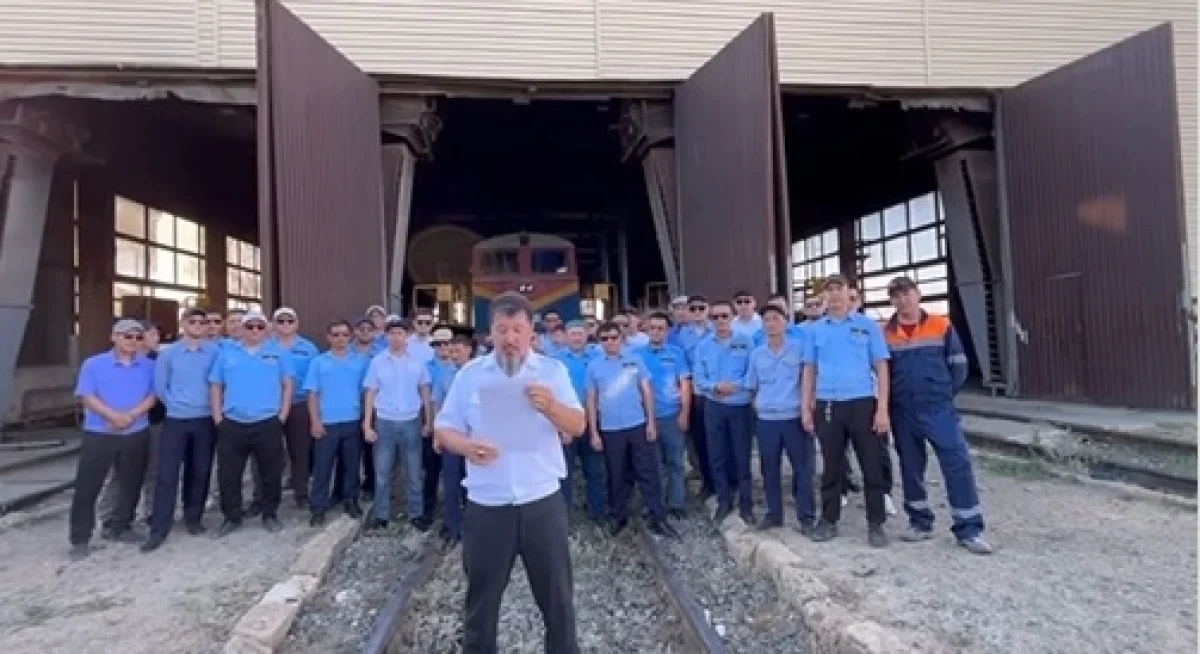 Работники депо в Бейнеу. Скриншот из видео