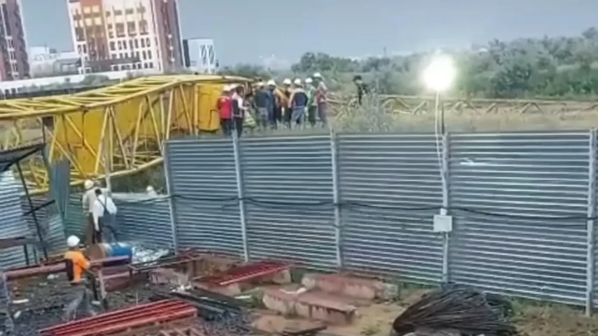 Фото: кадр из видео  Данный текст скопирован с сайта Informburo.kz https://informburo.kz/novosti/v-astane-na-stroike-bi-group-upal-kran-pogib-rabocii