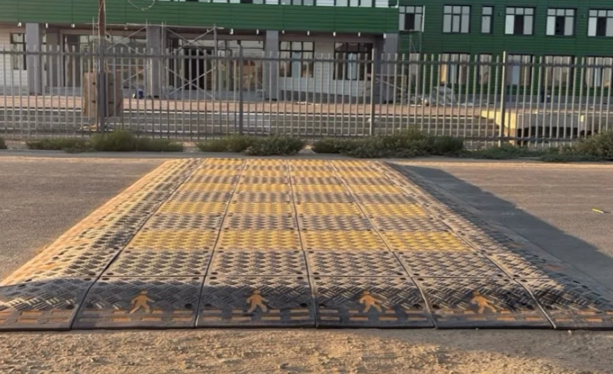 Приподнятый пешеходный переход. Скриншот из видео