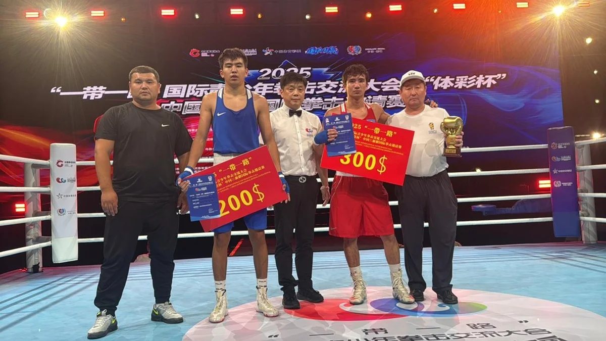 На фото слева — Дарын Тасмуханбетов вместе со своим тренером Ерболатом Козыбаевым.