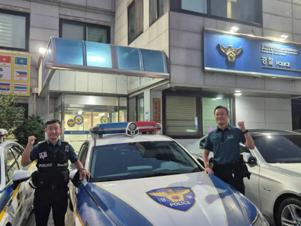 Ан Арам, старший сержант (слева), и Пак Кванмин, сержант. Предоставлено полицией Ансан-данвон