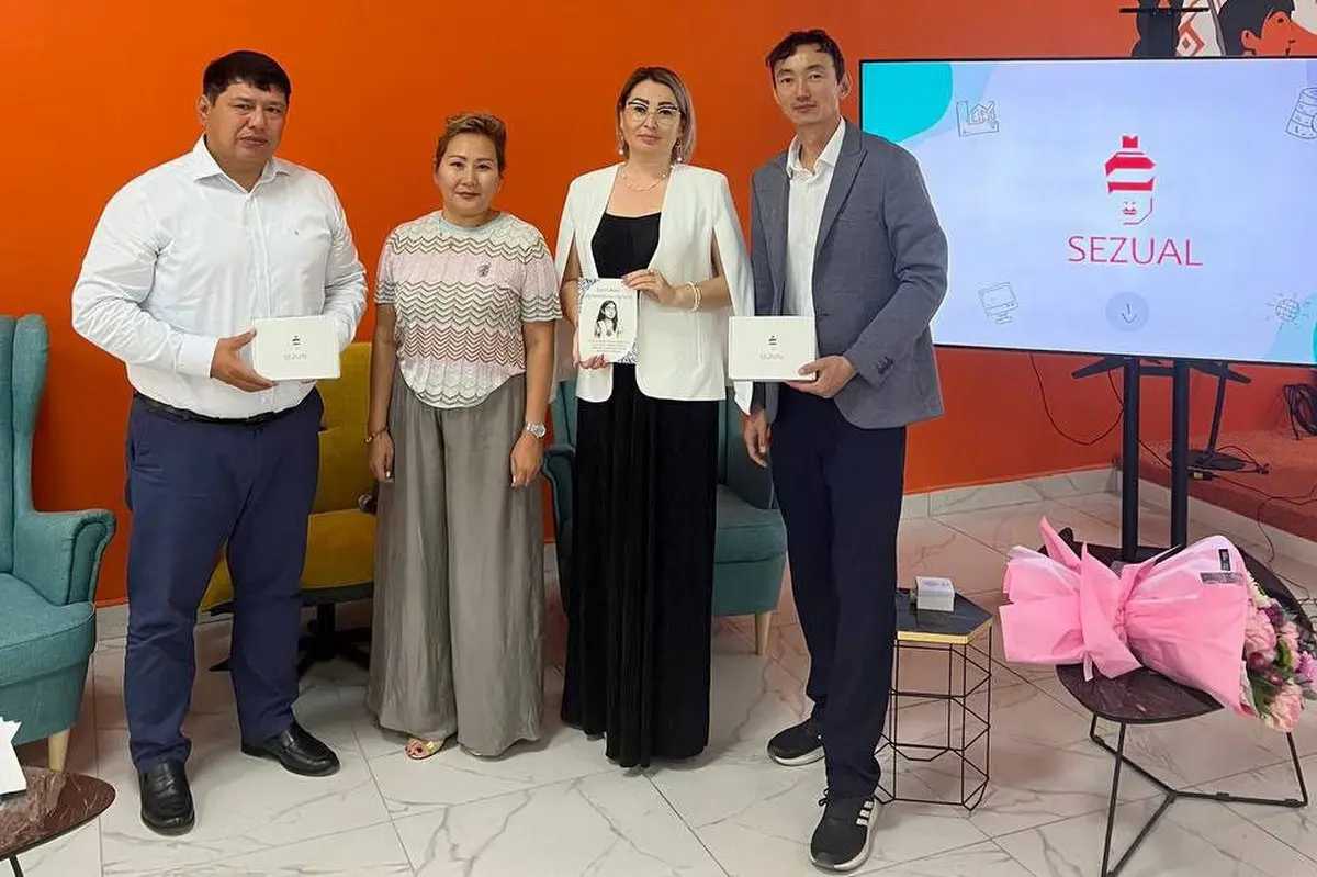 Нурбек Енсебаев с писателем Эльвирой Жусупбековой (презентация биолокатора, самоучителя Брайля и книги)