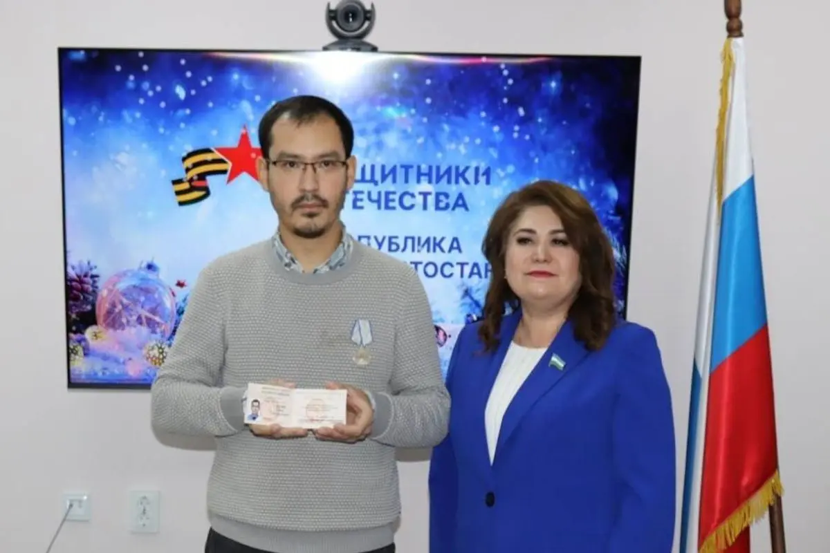 Тимур Пралиев (слева) после вручения ему в Уфе удостоверения ветерана боевых действий/фото со страницы «Защитники Отечества | Башкортостан», «ВКонтакте»