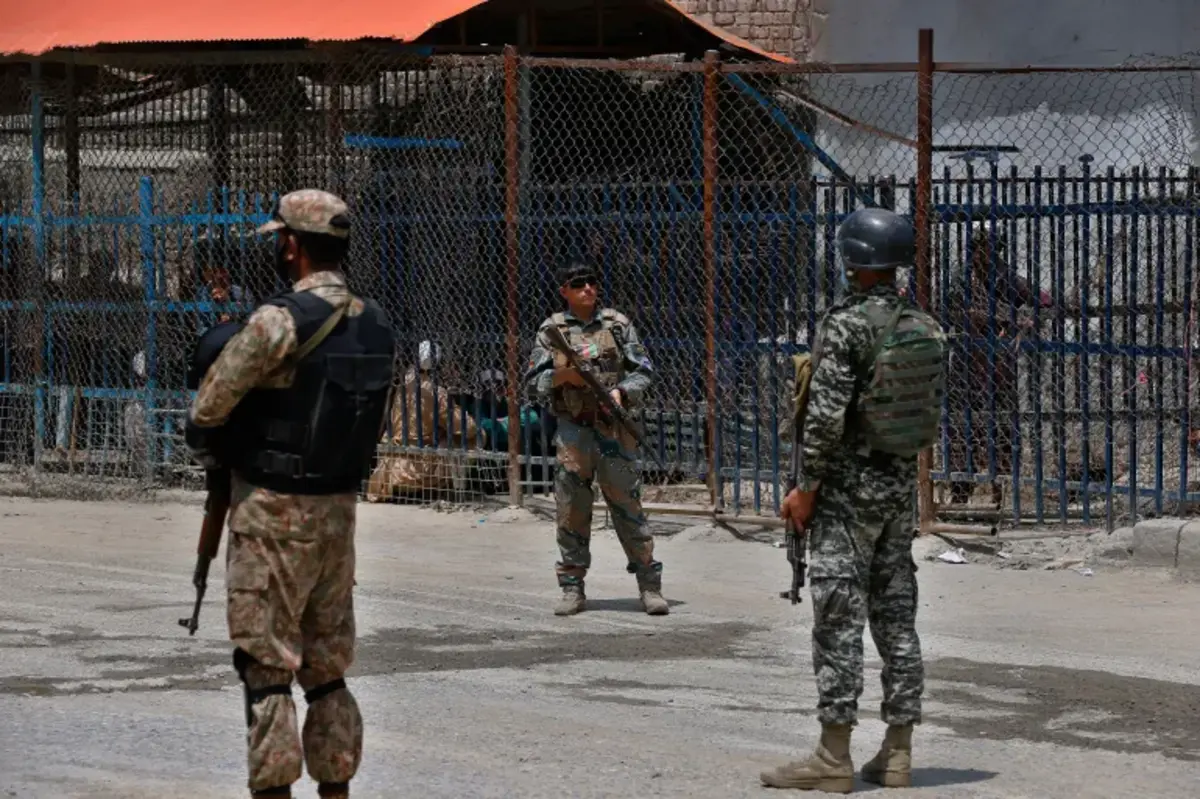 AP / Anjum Naveed — военнослужащие у ограждений и контрольно-пропускного поста между Пакистаном и Афганистаном