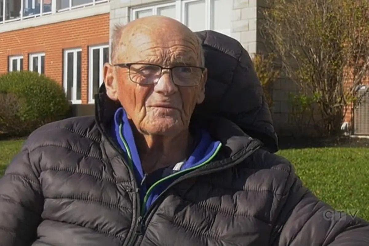 Пенсионер живет в машине, потому что у него нет денег, чтобы платить аренду