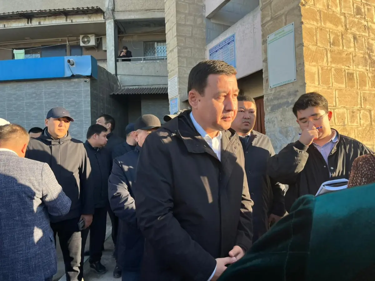 Аким Актау Абилкаир Байпаков на встрече с жителями 8 микрорайона. Фото автора