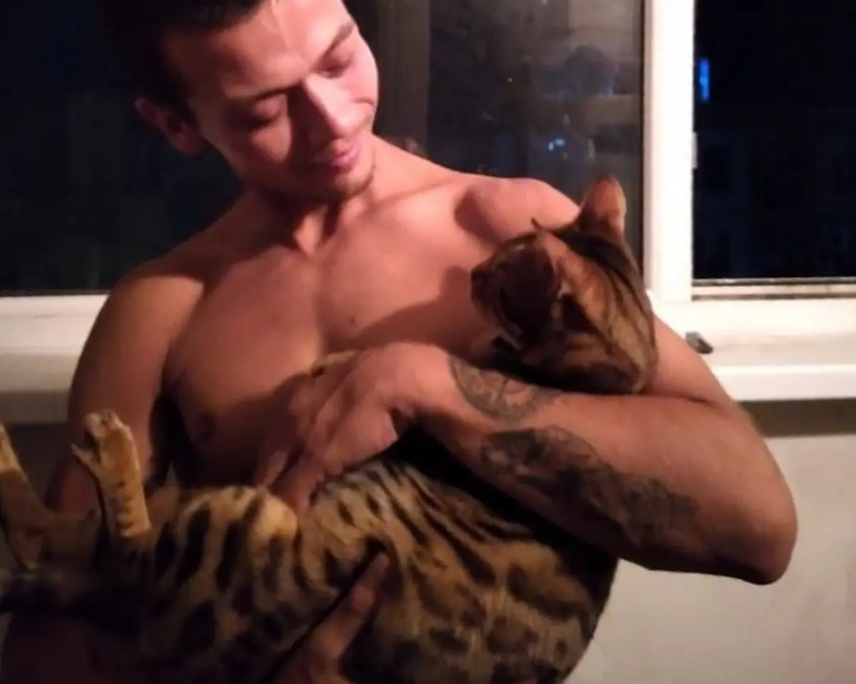 Алексей с новым питомцем - Багирой. Фото из личного архива молодого человека