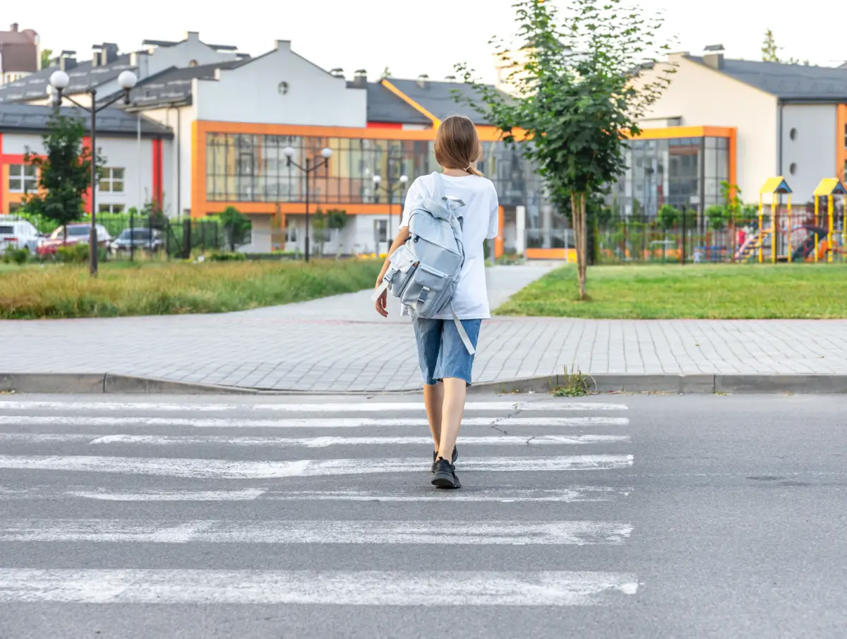 Ребенок на переходе. Фото: Freepik
