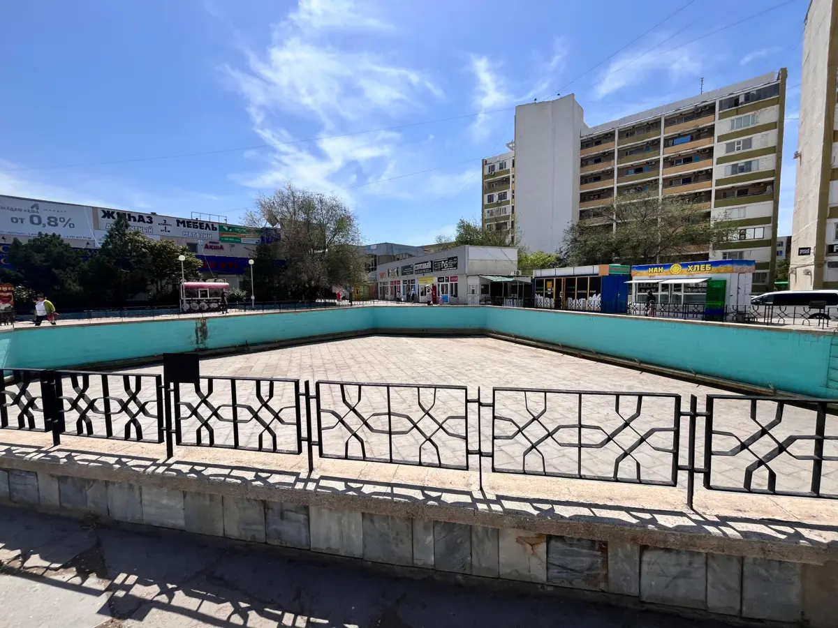 Фонтан у ТЦ «Достык». Фото автора