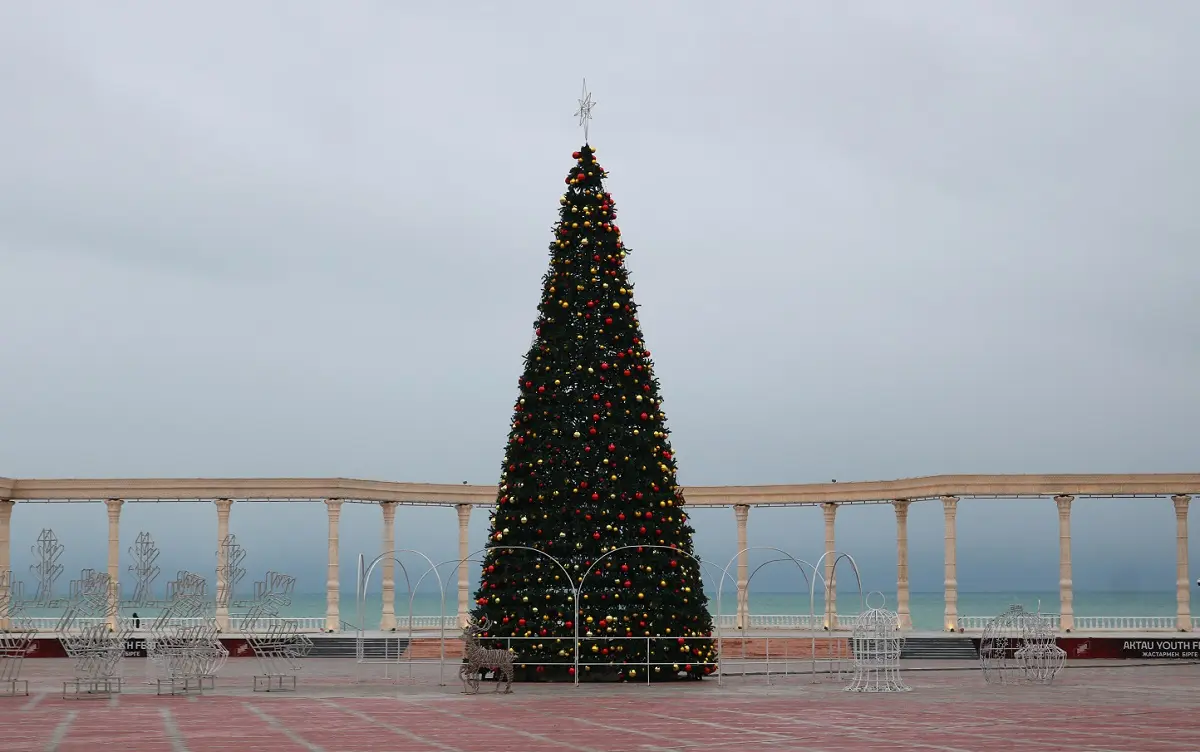 В Актау установили центральную городскую ёлку: названа дата зажжения огней