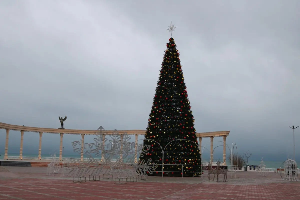 В Актау сегодня зажгут огни на главной новогодней ёлке