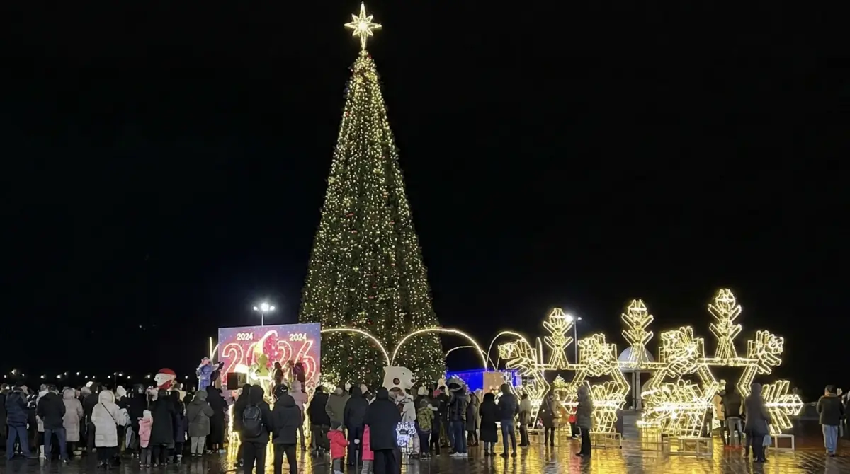 В Актау зажгли огни на главной ёлке: как оценили украшение города жители