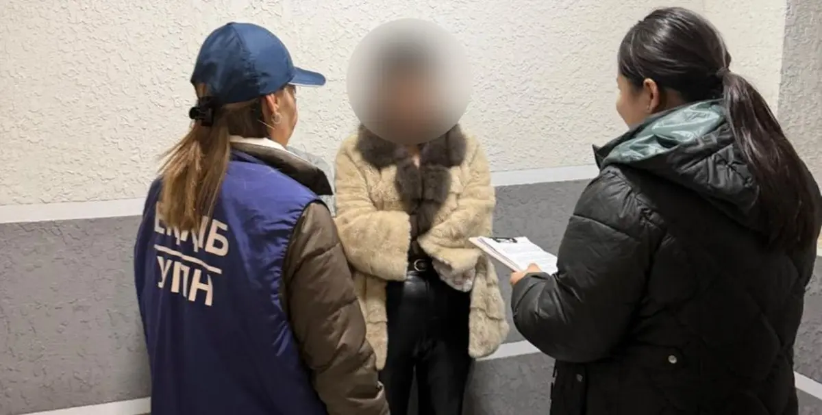 Момент досмотра. Фото: управление по противодействию наркопреступности департамента полиции Мангистауской области