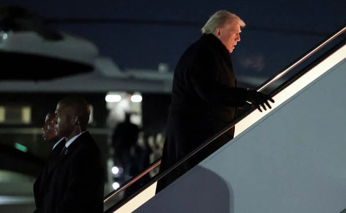 Президент США Дональд Трамп поднимается на борт самолета для вылета в Давос. © REUTERS / Jonathan Ernst