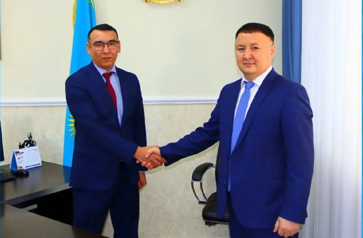 Кайрат Ален (слева). Фото пресс-службы департамента государственных доходов по Мангистауской области