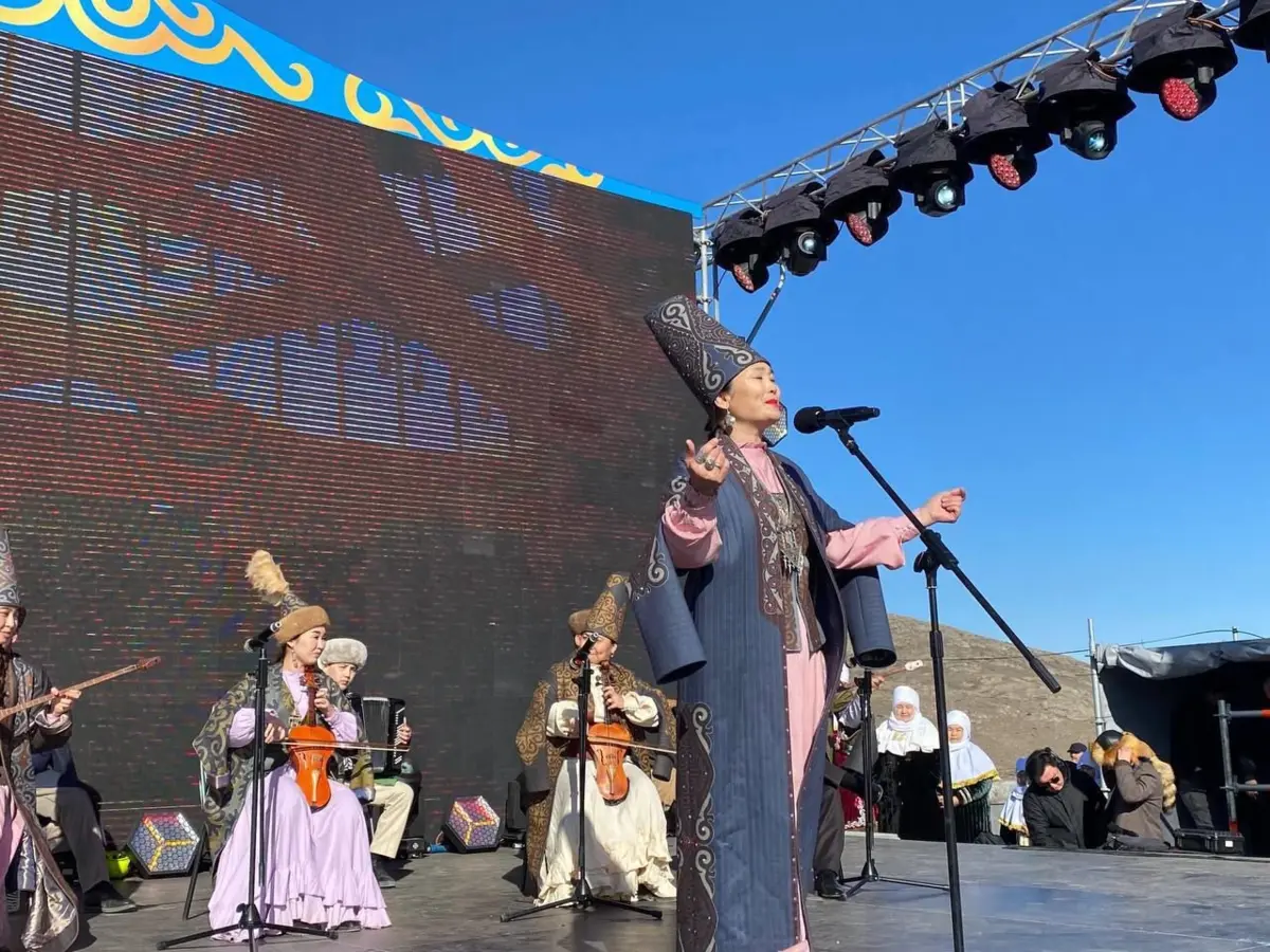 У подножия горы Отпан с успехом прошел концерт мангистауских артистов