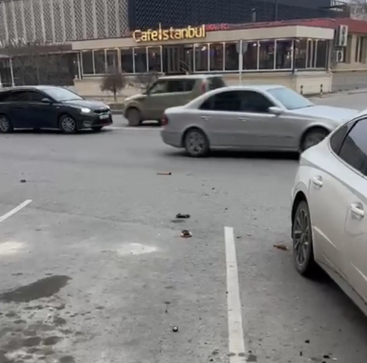 Опасная «бомбардировка» в Актау: с высотки на прохожих и машины летели различные предметы