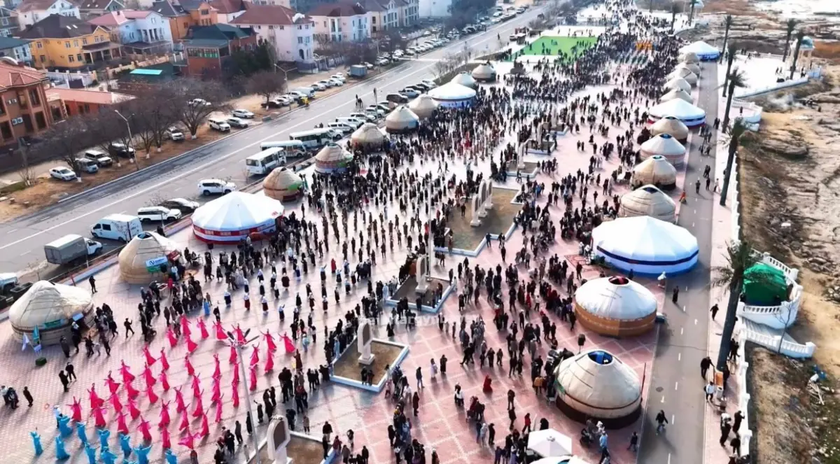 Более двух тысяч жителей Актау вышли на набережную в национальных костюмах