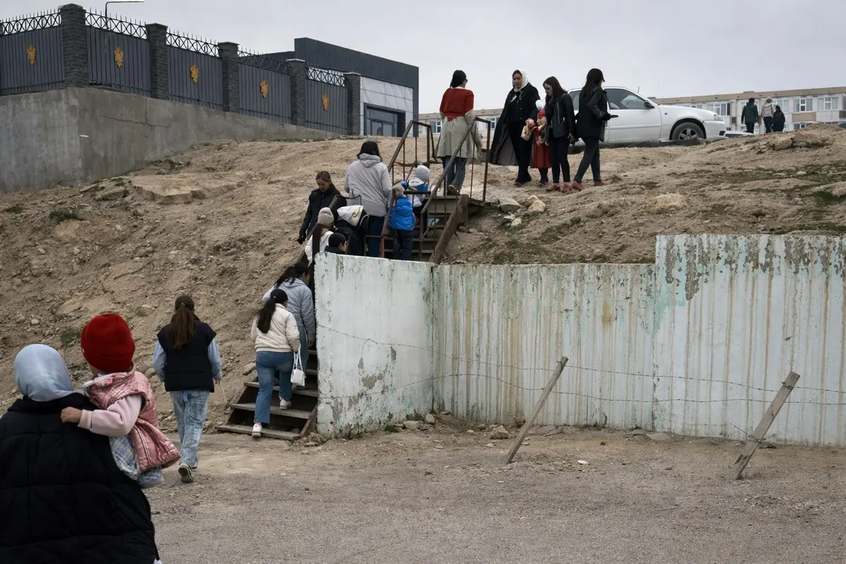 «Позорище и только»: жители Актау жалуются на аварийную лестницу