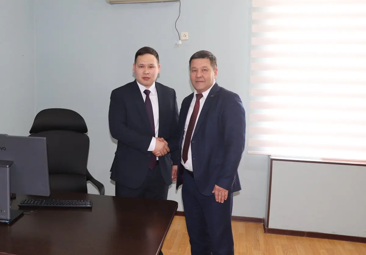 Слева направо: новый заместитель руководителя департамента Судебной администрации Республики Казахстан по Мангистауской области и его руководитель