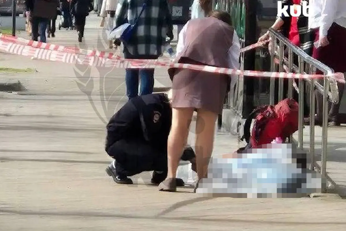 Автостопщик выпил бутылку водки на спор и умер на остановке в центре Краснодара