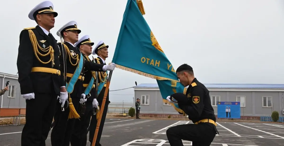 Прощание с боевым знаменем. Фото Актауского гарнизона