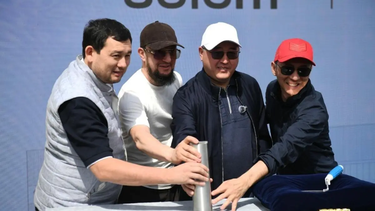 Капсулу времени от Джеки Чана доставили в Казахстан