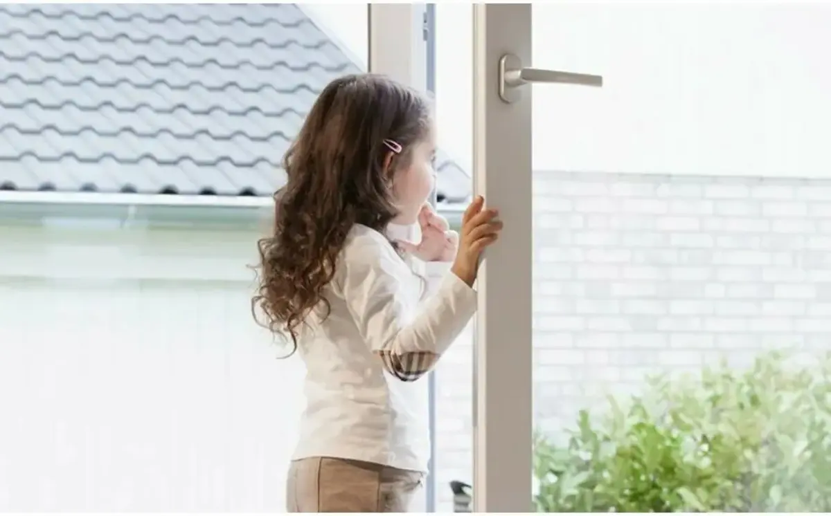 До 86 000 тенге за открытое окно: в Казахстане начали массово штрафовать родителей