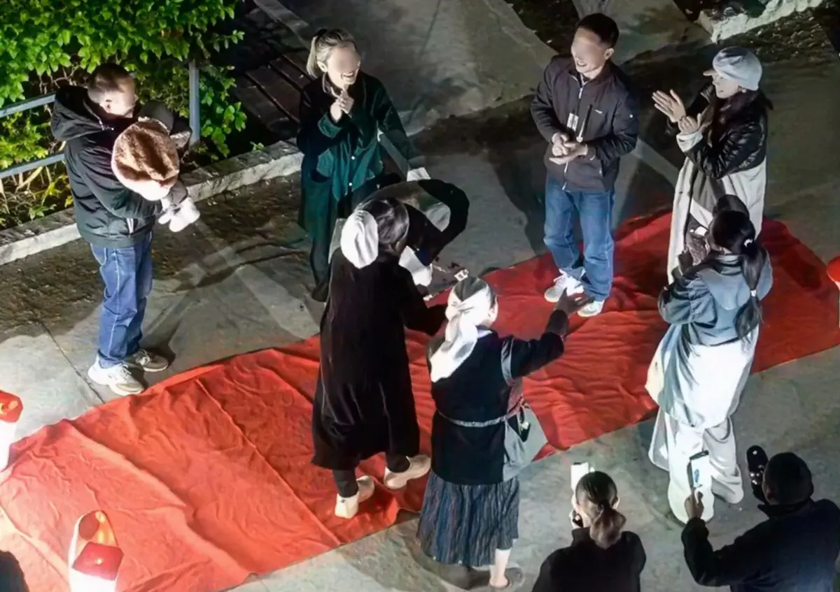 В Актау жильцы устроили шумное празднование юбилея во дворе и попали на штраф