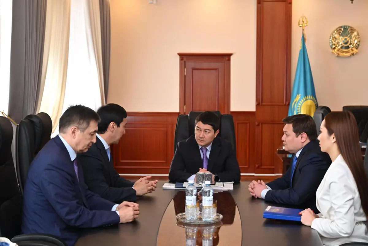Аким Мангистауской области встретился с делегацией из Шымкента: выпускникам предлагают гранты на обучение