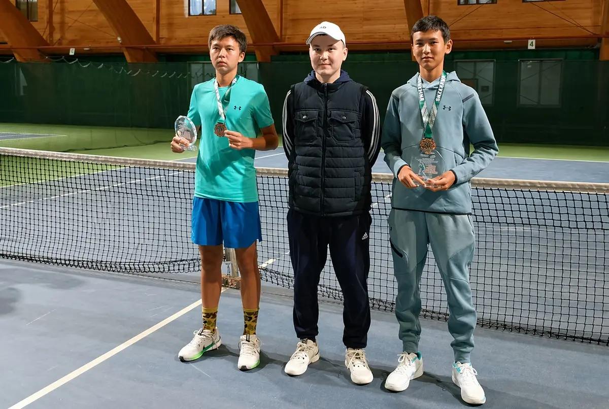 Нурдаулет Балкан и Диас Турпергенов с тренером Берекетом Жанибековым