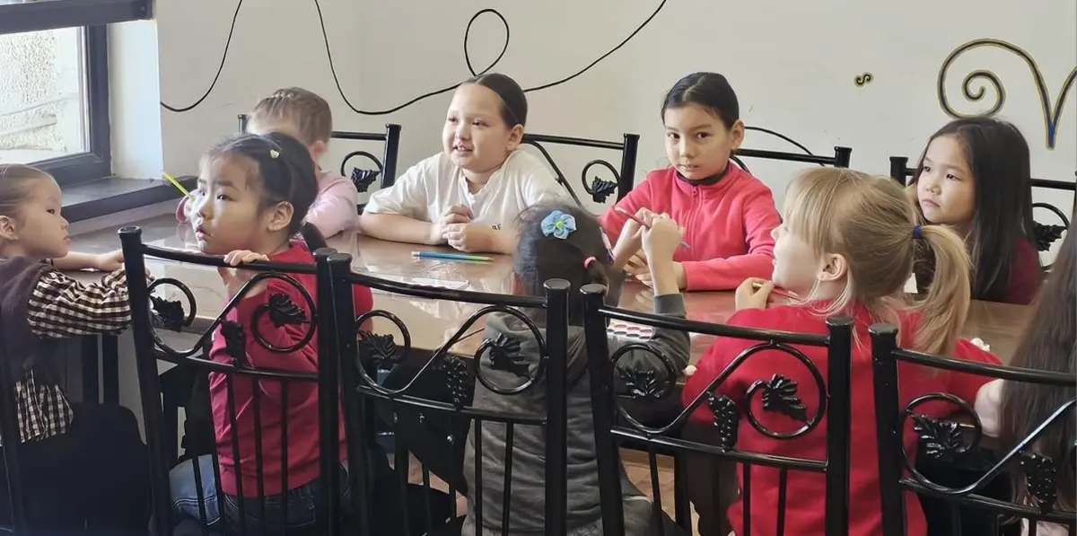 Занятия живописью. Фото предоставила М.Жунусова