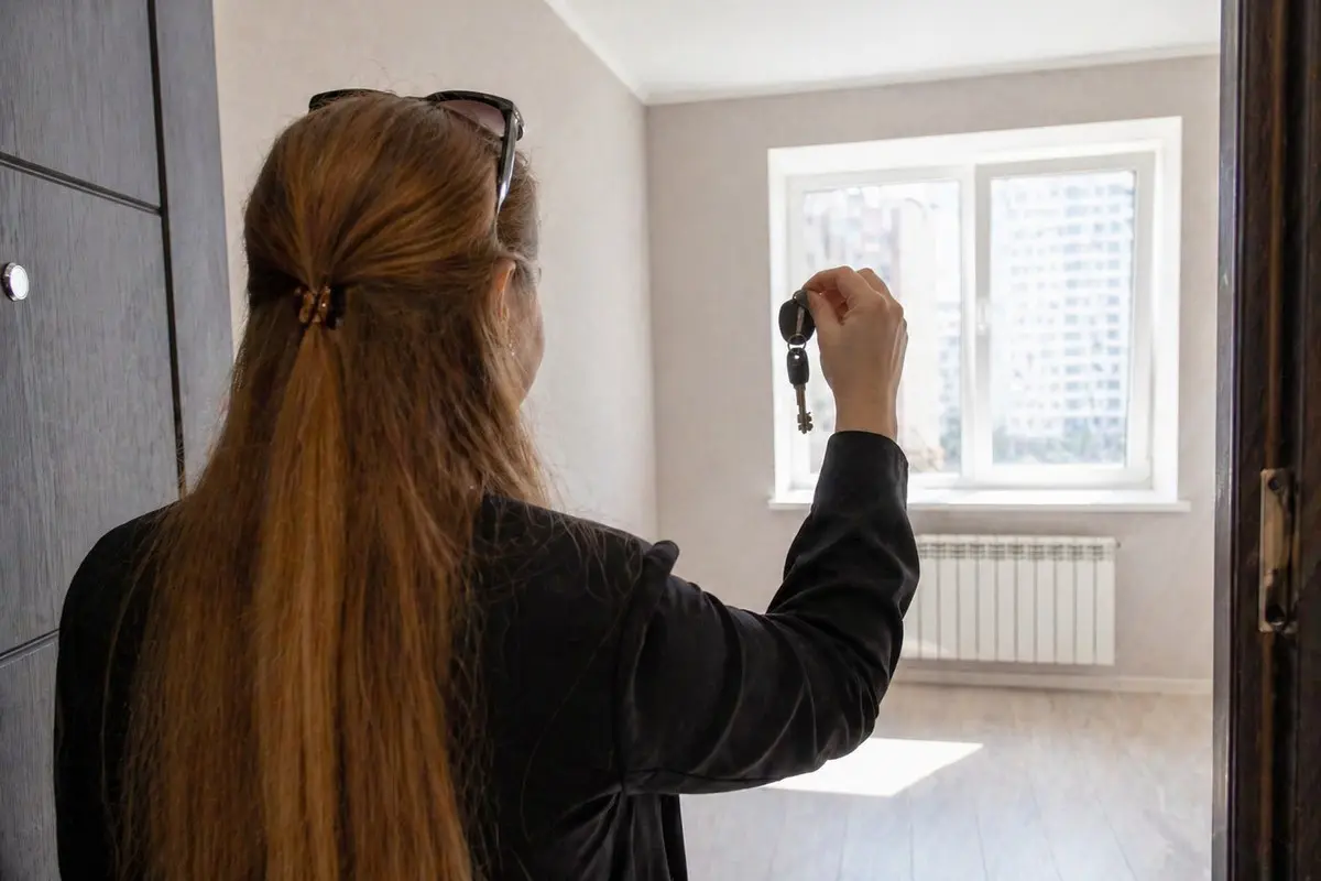 Ожидание длиною в 10 лет: власти наконец выдали квартиру сироте из Актау