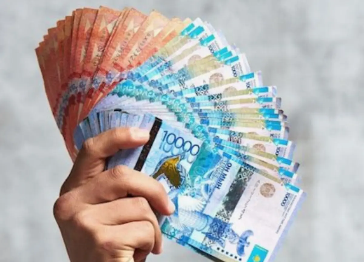 Осторожно, наличка: в Казахстане стало опасно брать в руки крупные купюры тенге