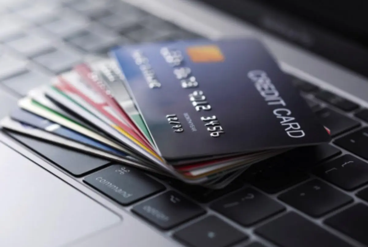 Банки Казахстана хотят видеть, что вы - реальный человек, который ест, пьет и платит за коммуналку: что это значит